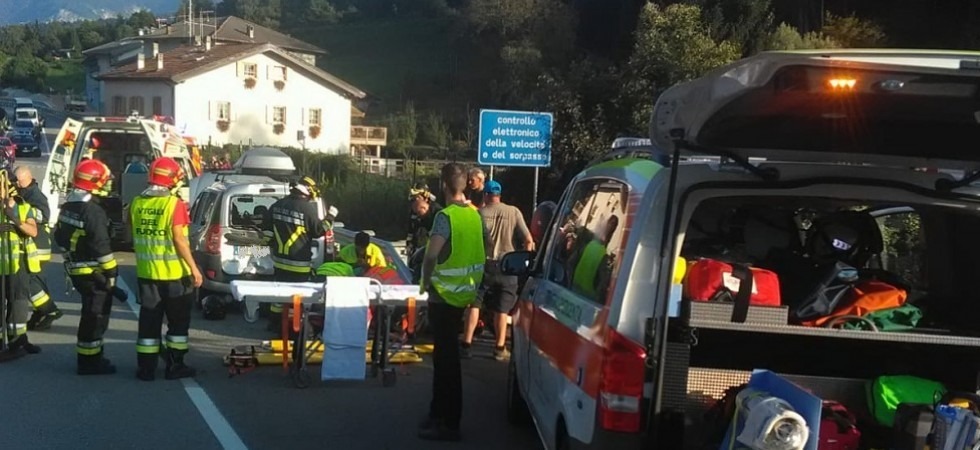 Con la moto centra un'auto, trasportato in ospedale